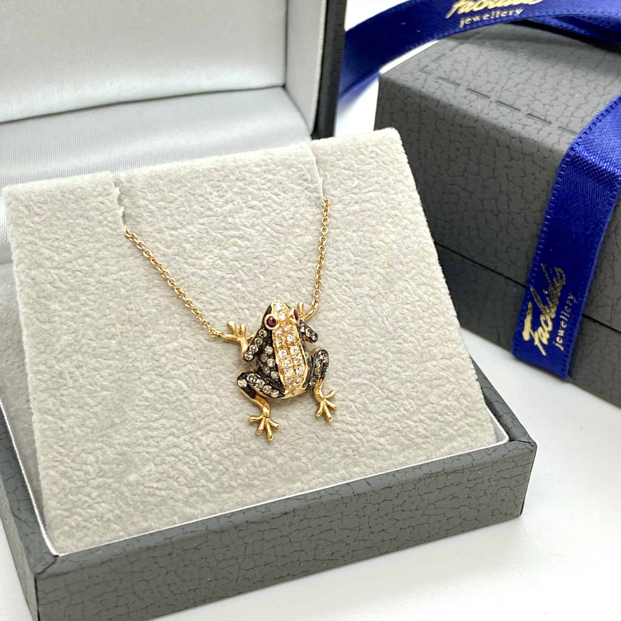 Diamond frog pendant with ruby eyes — Melina Fachidis (4)