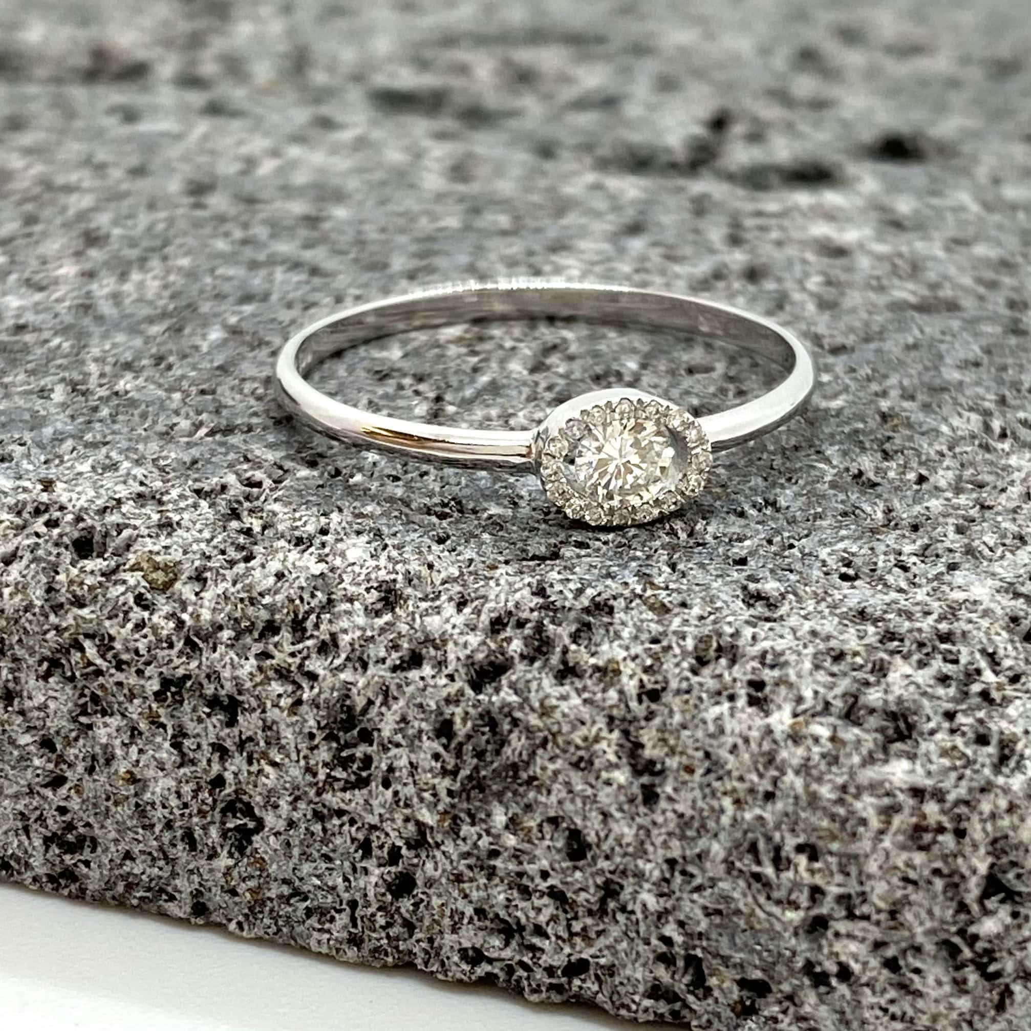 Brilliant cut oval-shaped diamond Rosetta ring — Melina Fachidis (2)