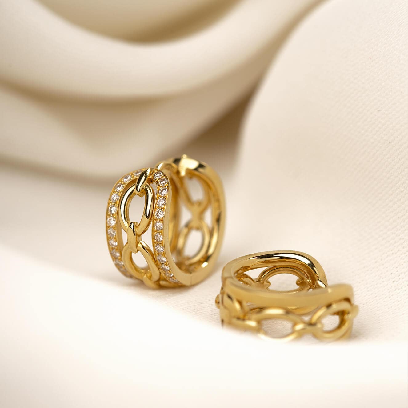Chain design hoops with diamonds — Melina Fachidis (3)