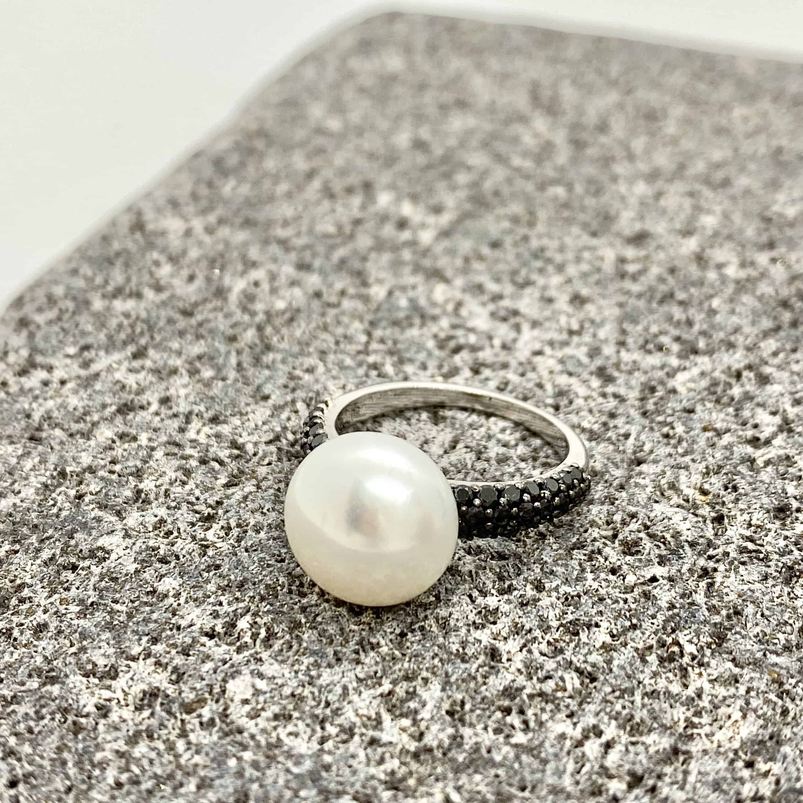 Pearl solitaire ring with black diamonds — Melina Fachidis (4)