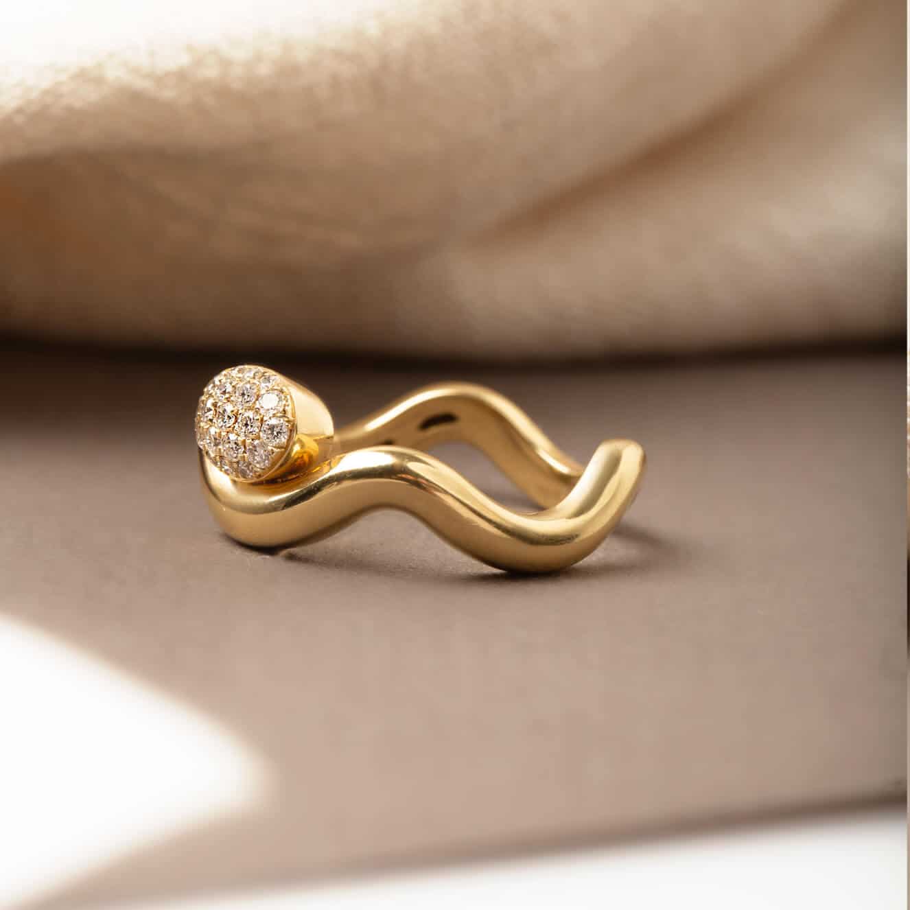 Oval design with diamonds on a wavy ring — Melina Fachidis (2)