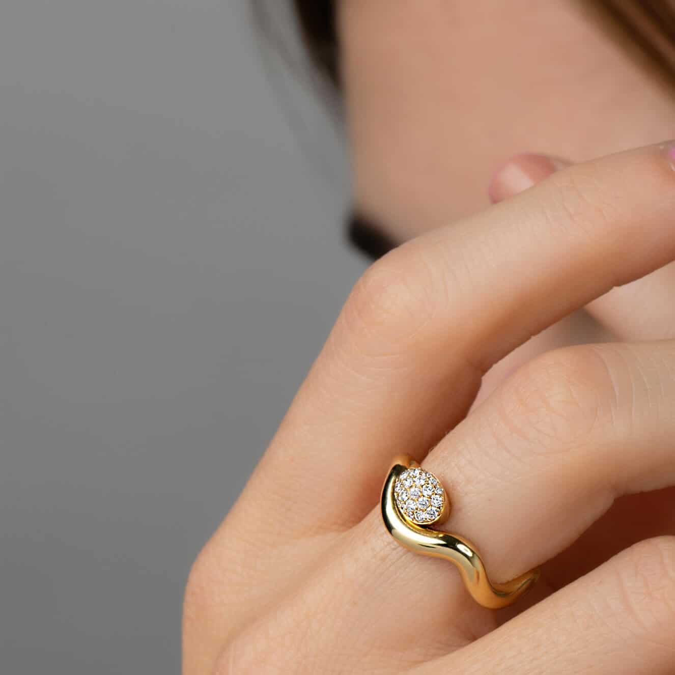 Oval design with diamonds on a wavy ring — Melina Fachidis (3)