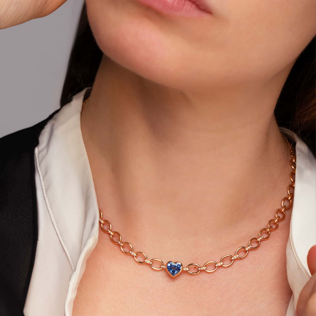 Linked choker with a heart-shaped sapphire and diamonds — Melina Fachidis (2)