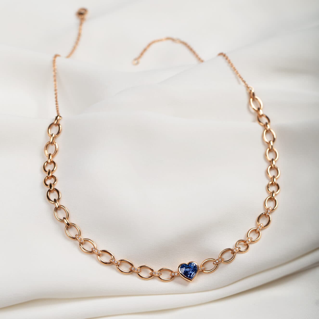Linked choker with a heart-shaped sapphire and diamonds — Melina Fachidis (3)