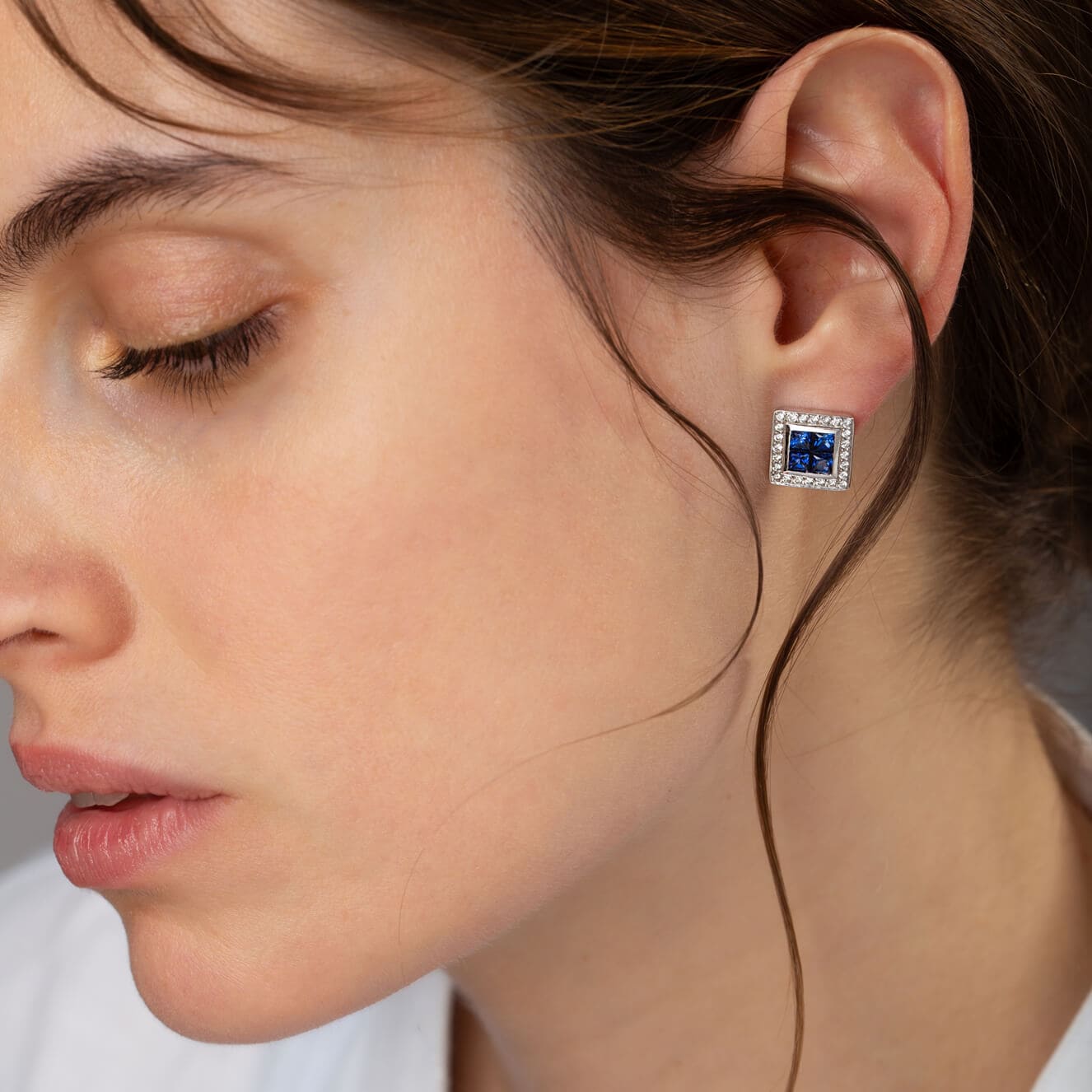 Square stud earrings with sapphires — Melina Fachidis (3)